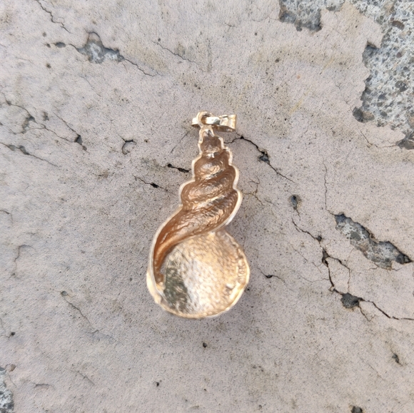 14K Yellow Conch Shell Pendant - Picture 2 of 2